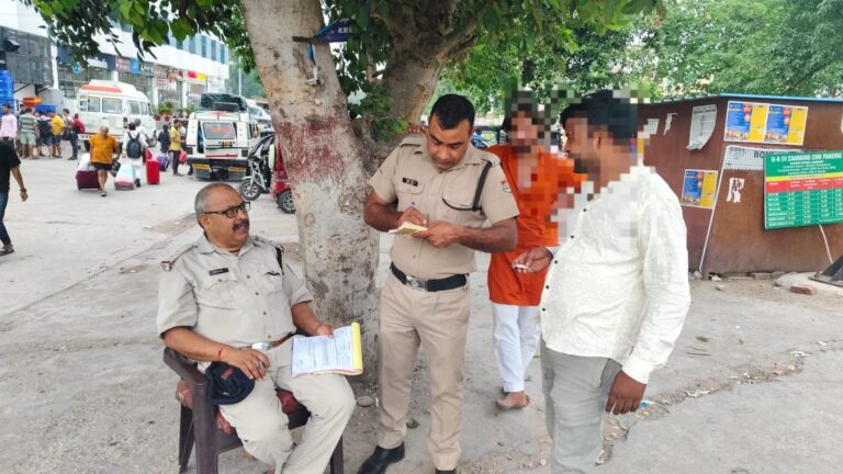 एस0पी0-जीआरपी-के-आदेशानुसार-रेलवे-स्टेशन-हरिद्वार-पर-चलाया-गया.jpg