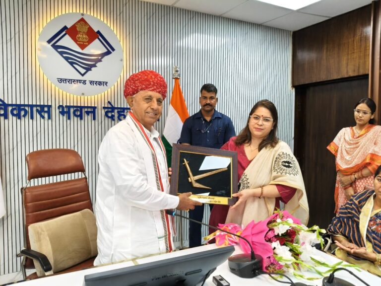 केंद्रीय-राज्य-मंत्री-भागीरथ-चौधरी-ने-जनपद-देहरादून-के-कृषकों.jpg