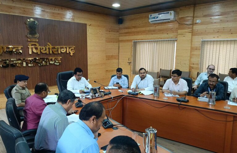 जिलाधिकारी-ने-संबंधित-अधिकारियों-के-साथ-आपदा-प्रबंधन-की-तैयारी.jpg