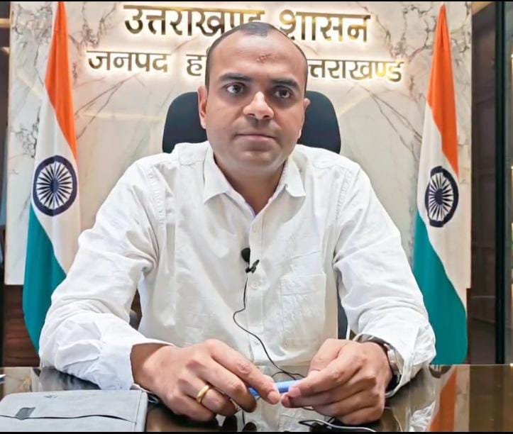 जिलाधिकारी-मयूर-दीक्षित-की-अध्यक्षता-में-प्रत्येक-सोमवार-को-जन-सुनवाई.jpg