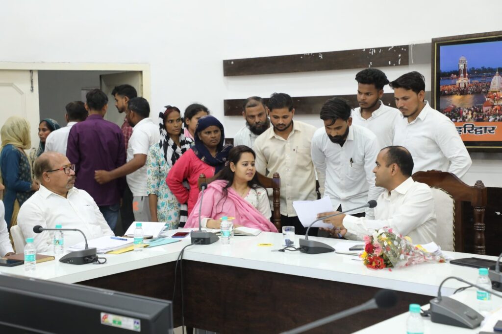 जिलाधिकारी-मयूर-दीक्षित-ने-जिला-कार्यालय-सभागार-में-की-जनसुनवाई.jpeg