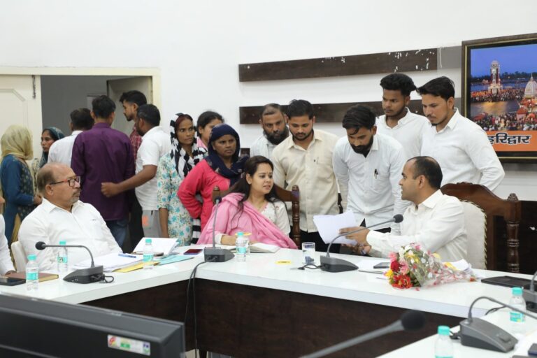 जिलाधिकारी-मयूर-दीक्षित-ने-जिला-कार्यालय-सभागार-में-की-जनसुनवाई.jpeg