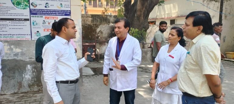 जिलाधिकारी-मयूर-दीक्षित-ने-हरमिलाप-जिला-चिकित्सालय-तथा-चैनराम-महिला.jpg