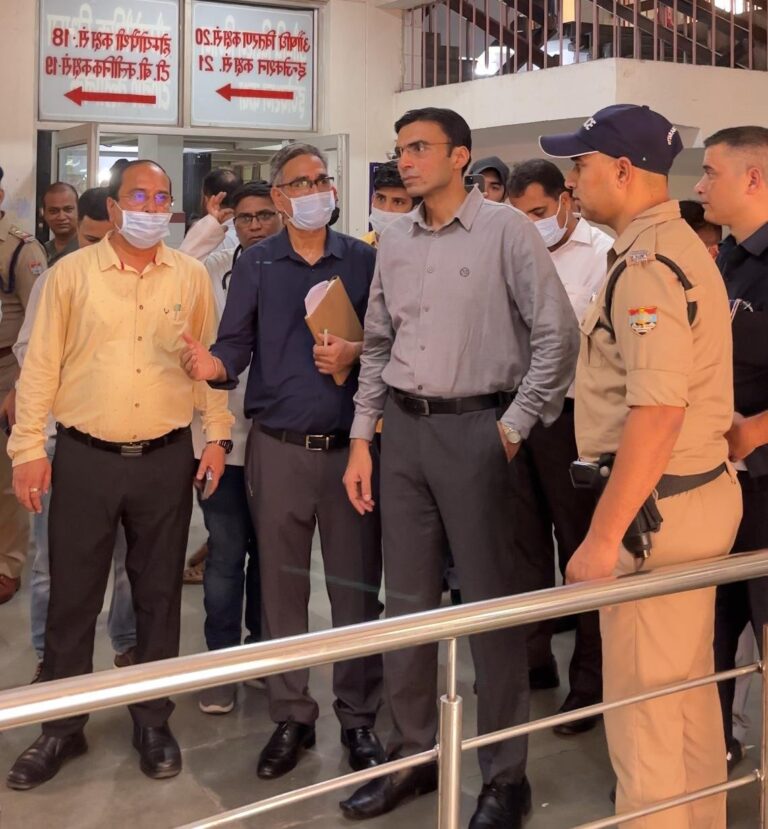 डीएम-का-पूरे-2-घंटे-का-औचक-निरीक्षण-चिकित्सालय-को.jpg