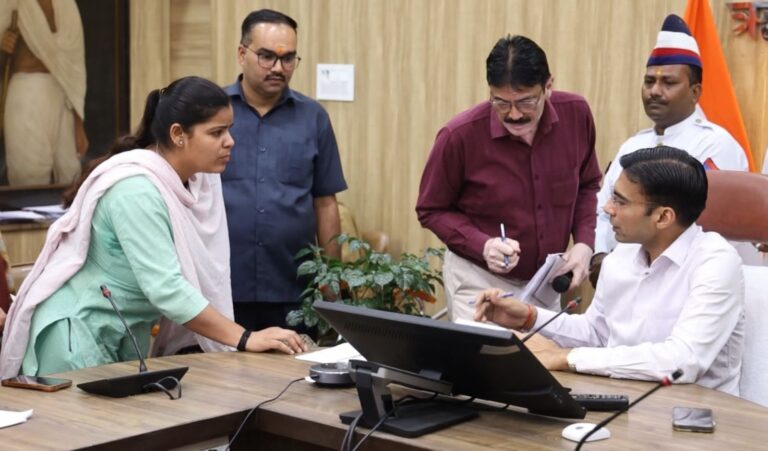 डीएम-के-आक्रमक-रवैया-देख-विधवा-फरियादी-की-चौखट-पर.jpg