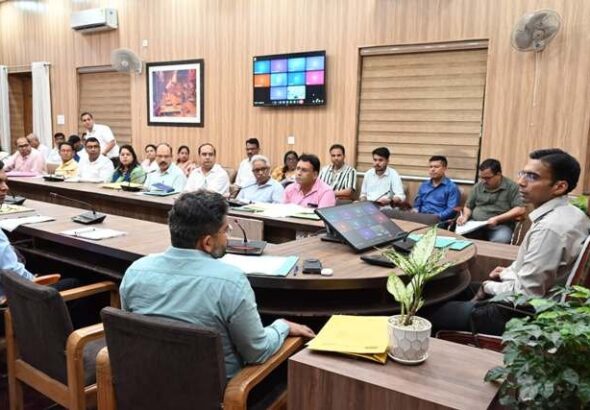 त्रिस्तरीय-पंचायत-चुनाव-तैयारियों-को-लेकर-जिला-निर्वाचन-अधिकारी-सविन.jpeg