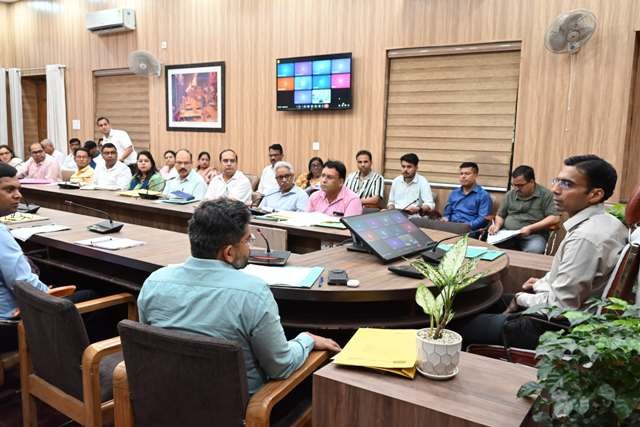त्रिस्तरीय-पंचायत-चुनाव-तैयारियों-को-लेकर-जिला-निर्वाचन-अधिकारी-सविन.jpeg