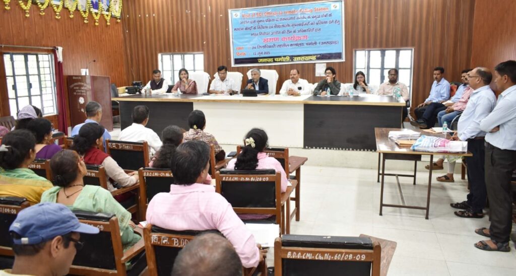 निर्वाचन-आयोग-की-टीम-ने-बीएलओ-व-बीएलओ-सुपरवाइजरों-को.jpg