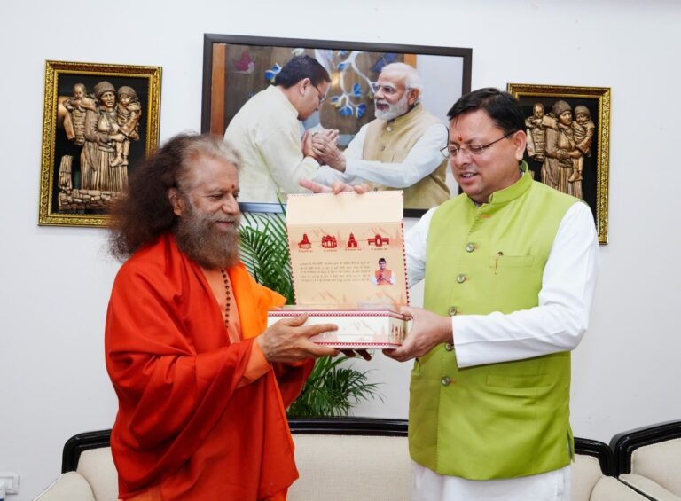 परमार्थ-निकेतन-के-अध्यक्ष-स्वामी-चिदानंद-सरस्वती-और-साध्वी-भगवती.jpeg