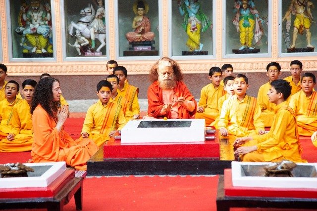परमार्थ-निकेतन-में-अहमदाबाद-विमान-हादसे-में-दिवंगत-आत्माओं-को.jpeg