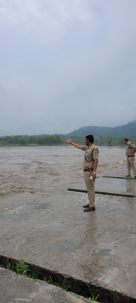 पहाड़ों-पर-लगातार-हो-रही-भारी-वर्षा-के-चलते-गंगा.jpg