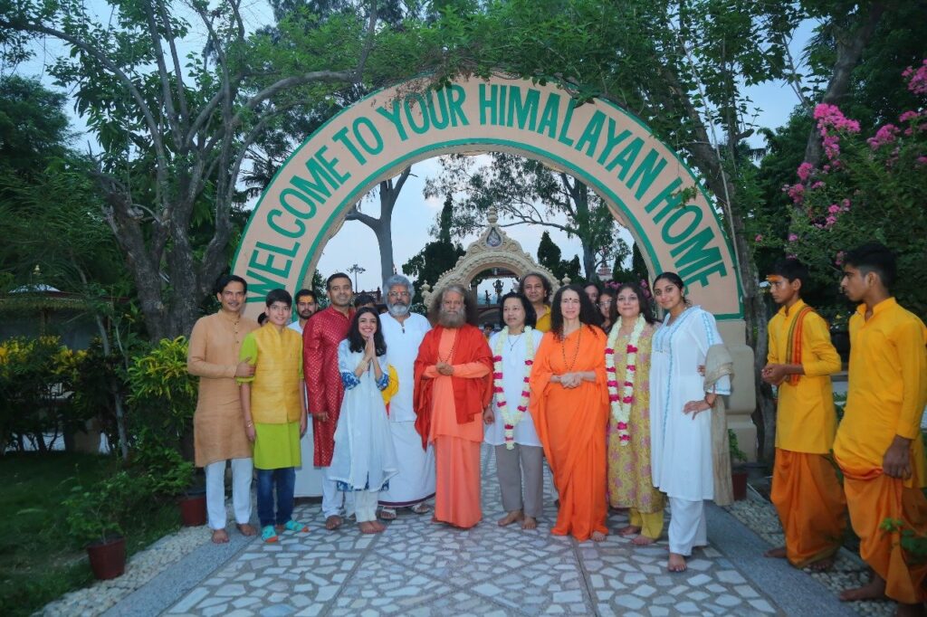 प्रसिद्ध-आध्यात्मिक-गायक-पद्मश्री-कैलाश-खेर-का-परमार्थ-निकेतन-में.jpeg