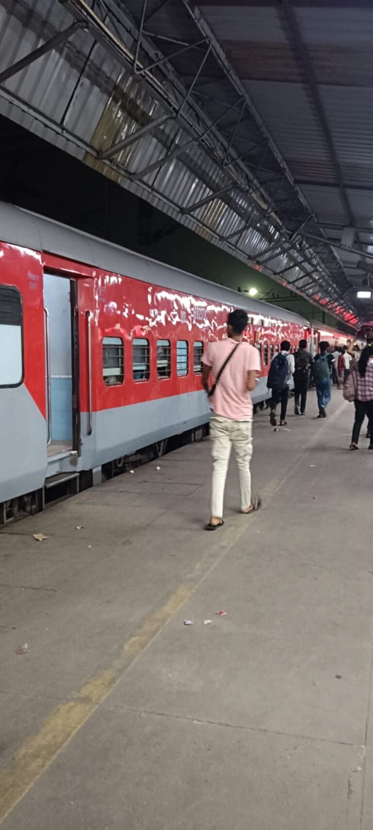 बढ़-रहा-है-रेलयात्रियों-का-इंतजार-कब-होगा-हरिद्वार-से.jpg