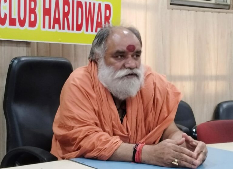 भारत-माता-मंदिर-के-महंत-स्वामी-ललितानंद-गिरी-ने-लगाया.jpg