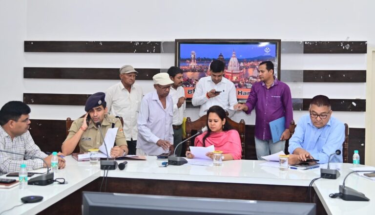 मुख्य-विकास-अधिकारी-आकांक्षा-कोण्डे-ने-जिला-कार्यालय-सभागार-में.jpg