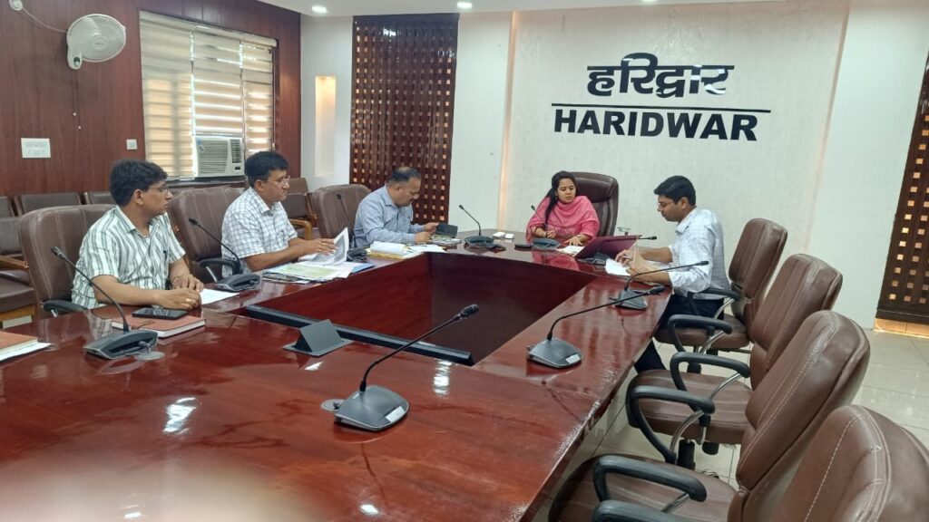 मुख्य-विकास-अधिकारी-की-अध्यक्षता-में-खंड-विकास-अधिकारीऔर-पशुपालन.jpg