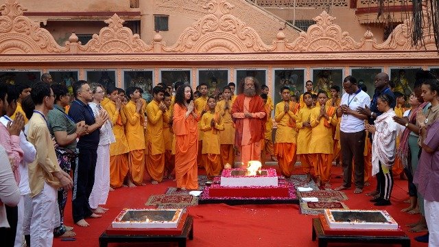मुख्यमंत्री-धामी-ने-अन्तर्राष्ट्रीय-उच्चायुक्तों-व-राजदूतों-से-भेंट-कर.jpeg