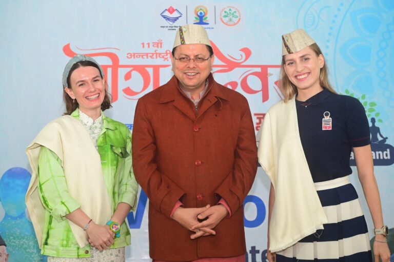 मुख्यमंत्री-धामी-ने-विदेशी-मेहमानों-का-भराड़ीसैंण-में-किया-स्वागत.jpg