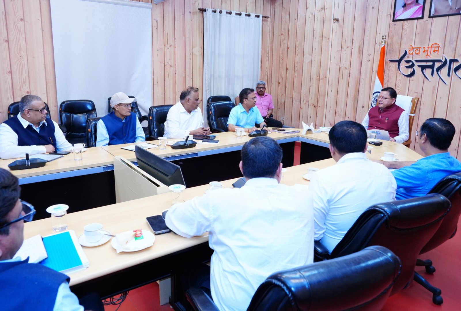 मुख्यमंत्री-ने-उच्च-स्तरीय-बैठक-के-दौरान-अधिकारियों-को-निर्देश.jpg