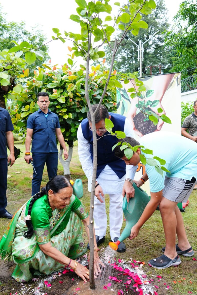 मुख्यमंत्री-ने-एक-पेड़-मां-के-नाम-अभियान-के-अन्तर्गत.jpg