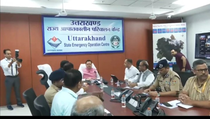 मुख्यमंत्री-पुष्कर-सिंह-धामी-उत्तराखंड-राज्य-आपातकालीन-परिचालन-केंद्र-पहुंचे.jpg