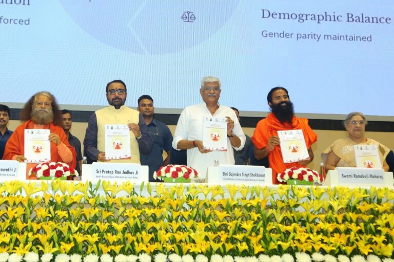 योग-कनेक्ट-वैश्विक-योग-सम्मेलन-में-स्वामी-चिदानन्द-सरस्वती-जी.jpg
