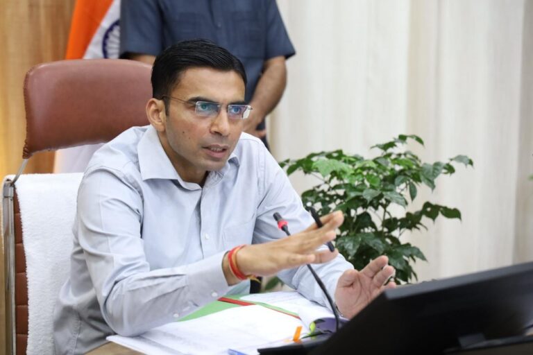 लगभग-900-बीघा-भूमि-पर-जिला-प्रशासन-ने-लहराया-अपना.jpg