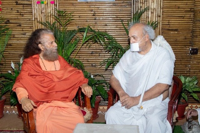 विश्व-शरणार्थी-दिवस-के-अवसर-पर-स्वामी-चिदानन्द-सरस्वती-और.jpeg