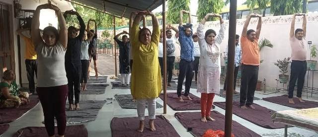 शरीर-रूपी-मंदिर-की-सफाई-योगाभ्यास-रूपी-झाड़ू-से-करें.jpeg