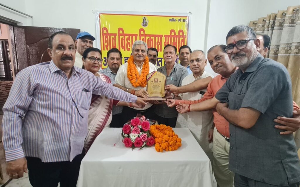 शिव-विहार-विकास-समिति-के-सरंक्षक-का-समिति-पदाधिकारियों-ने.jpg