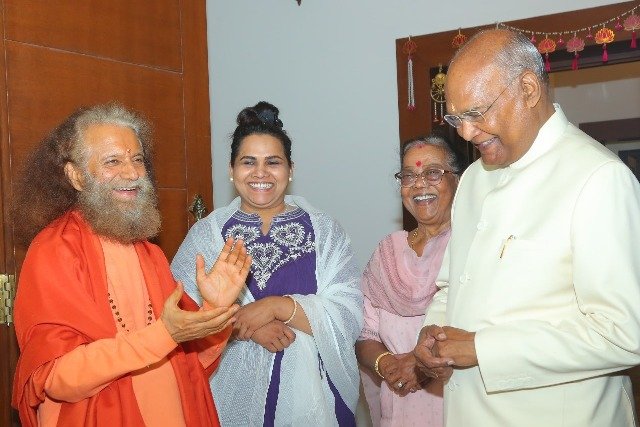 स्वामी-चिदानन्द-सरस्वती-और-भारत-के-14-वें-राष्ट्रपति-श्री.jpeg