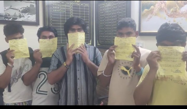 हरकीपैडी-गंगा-घाट-पर-हुक्का-पीने-वालों-के-विरुद्ध-पुलिस.jpg