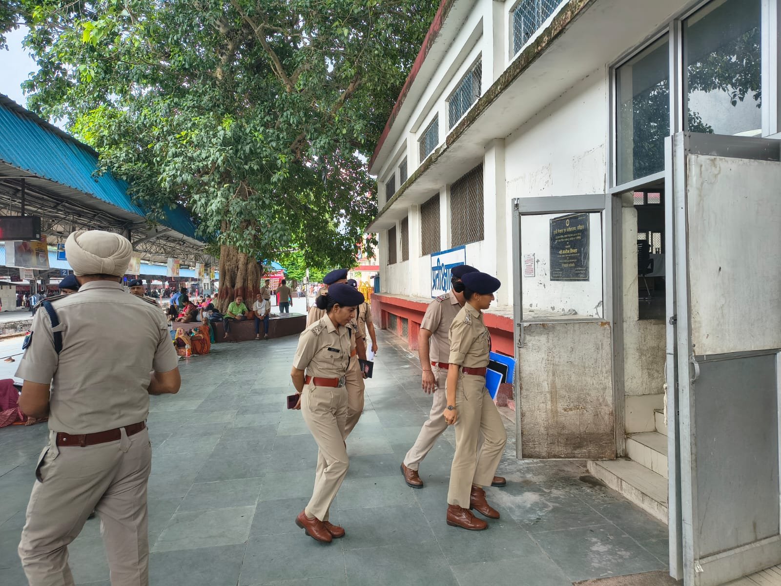 IPS-तृप्ति-भट्ट-द्वारा-पुलिस-फोर्स-को-किया-गया-ब्रीफ.jpg