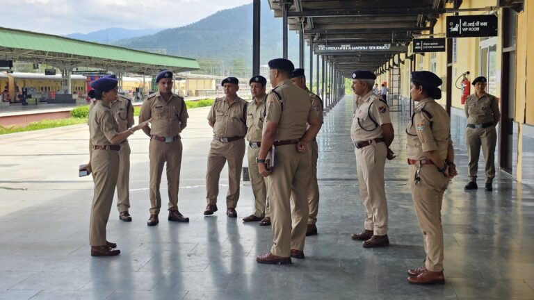 एस0पी0-जीआरपी-उत्तराखण्ड-द्वारा-रेलवे-स्टेशन-योगनगरी-मे-स्वयं-भ्रमण.jpg