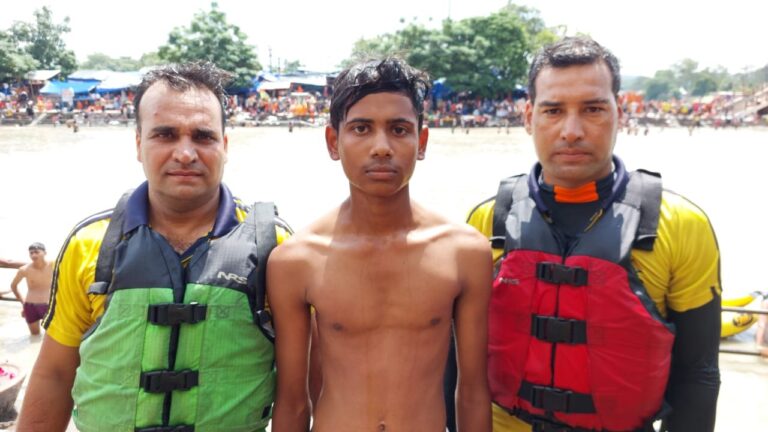 गंगा-में-बहने-से-चार-शिवभक्तों-को-SDRF-टीम-ने.jpg