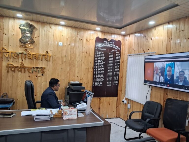 जिला-निर्वाचन-अधिकारी-ने-वीडियो-कॉन्फ्रेंसिंग-के-माध्यम-से-त्रिस्तरीय.jpg
