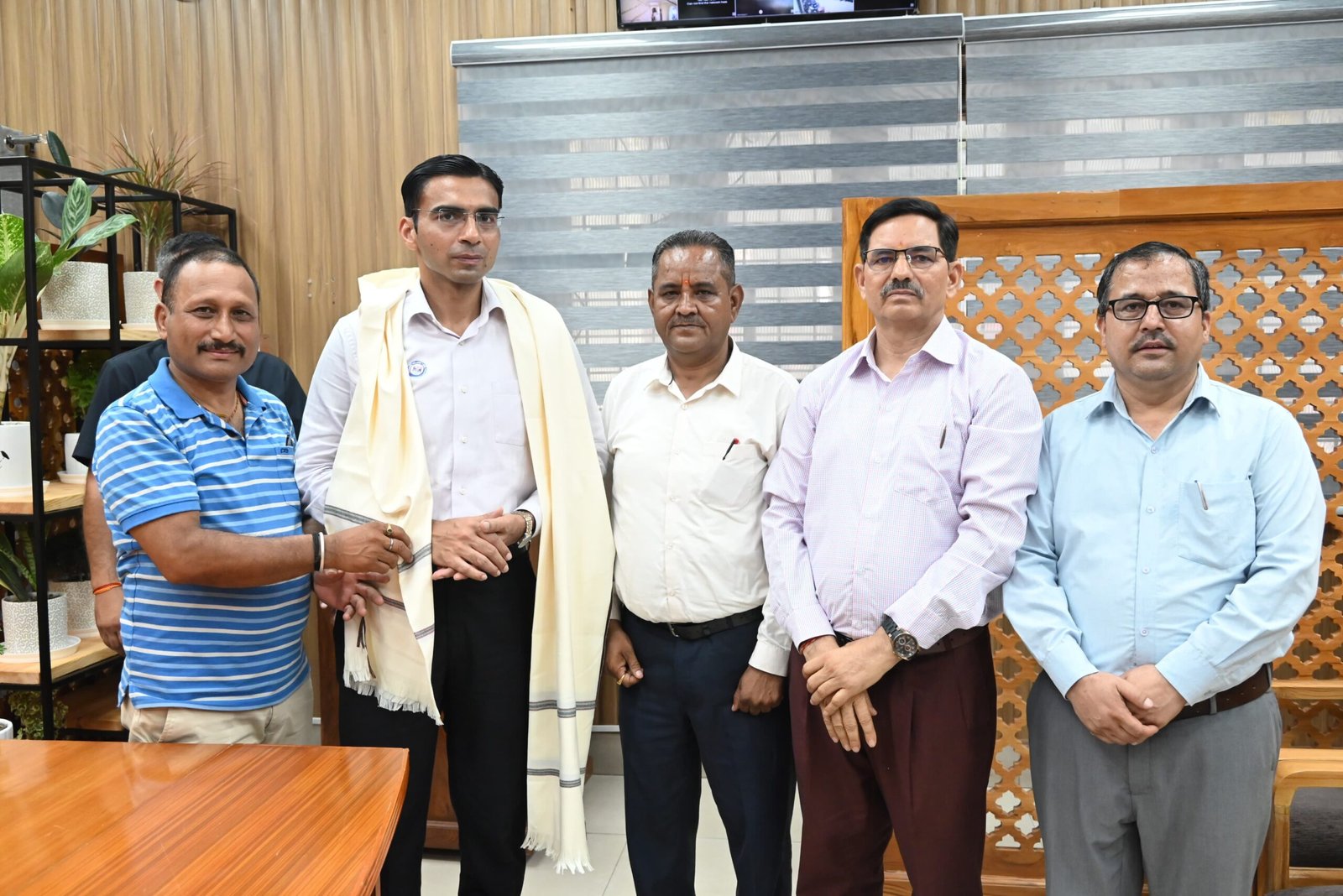 जिला-स्तरीय-स्थाई-समिति-के-सदस्यों-ने-जिलाधिकारी-से-शिष्टाचार.jpg