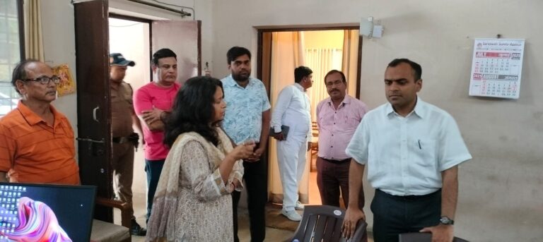 जिलाधिकारी-ने-किया-जिला-सूचना-कार्यालय-सिटी-मजिस्ट्रेट-और-उप.jpg