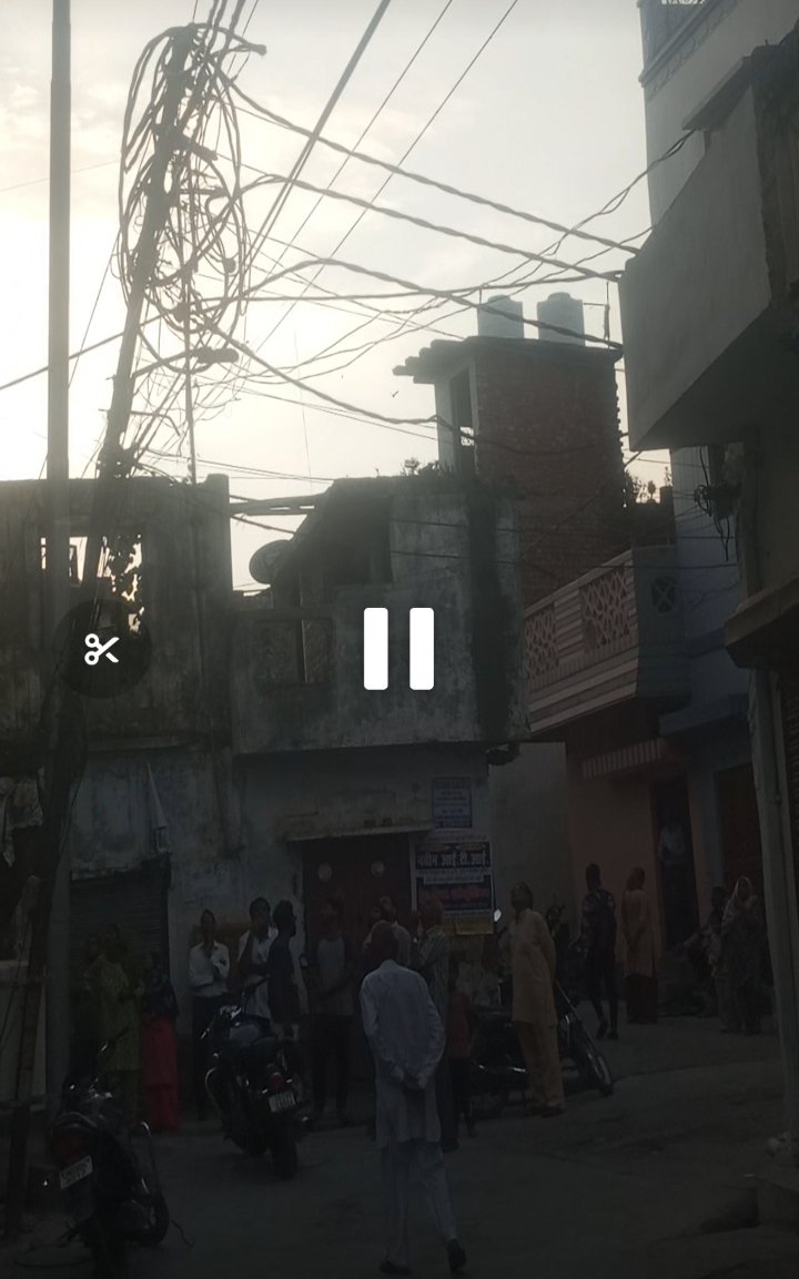 ज्वालापुर-में-विद्युत-विभाग-को-हादसे-का-इंतजार-हवा-में.jpg