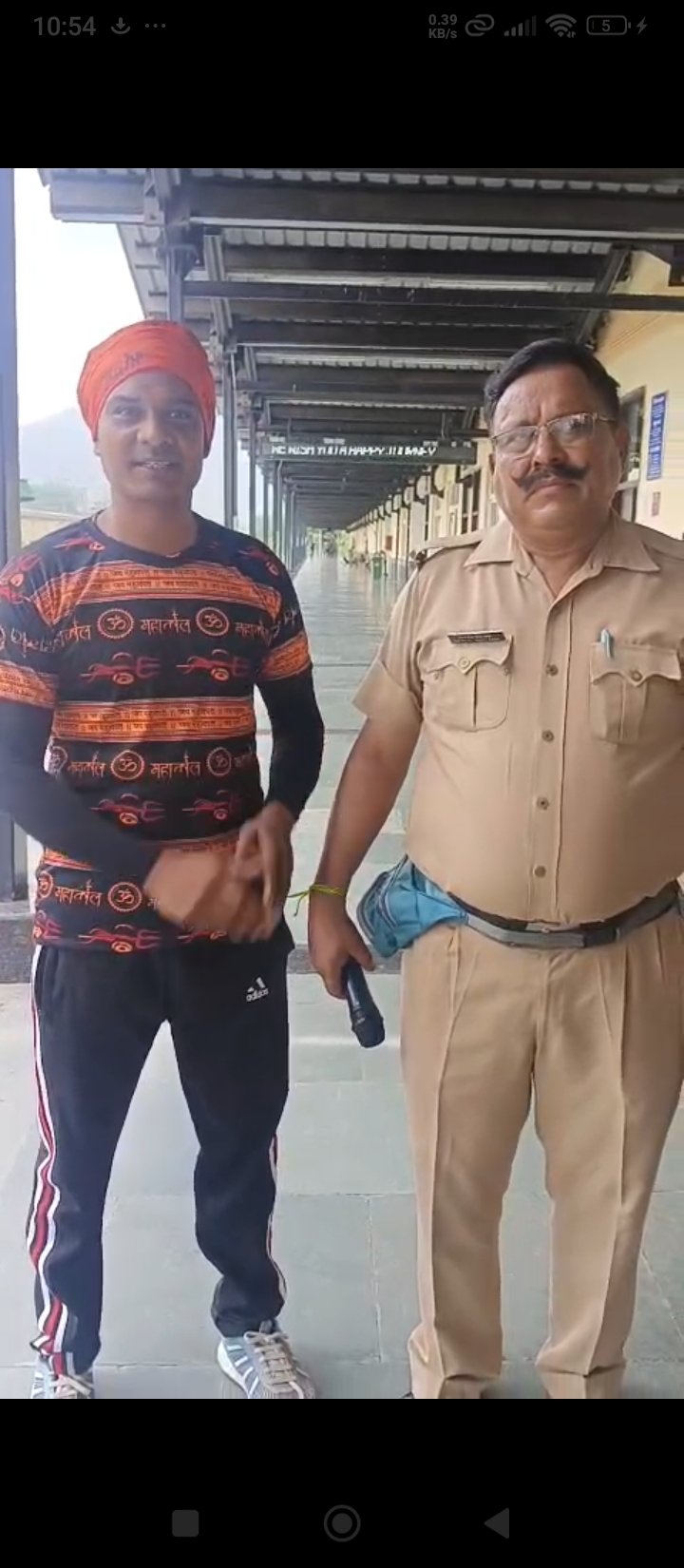 ड्यूटी-से-अलग-लोगो-को-जागरूक-करता-यह-पुलिस-कर्मचारी.jpg