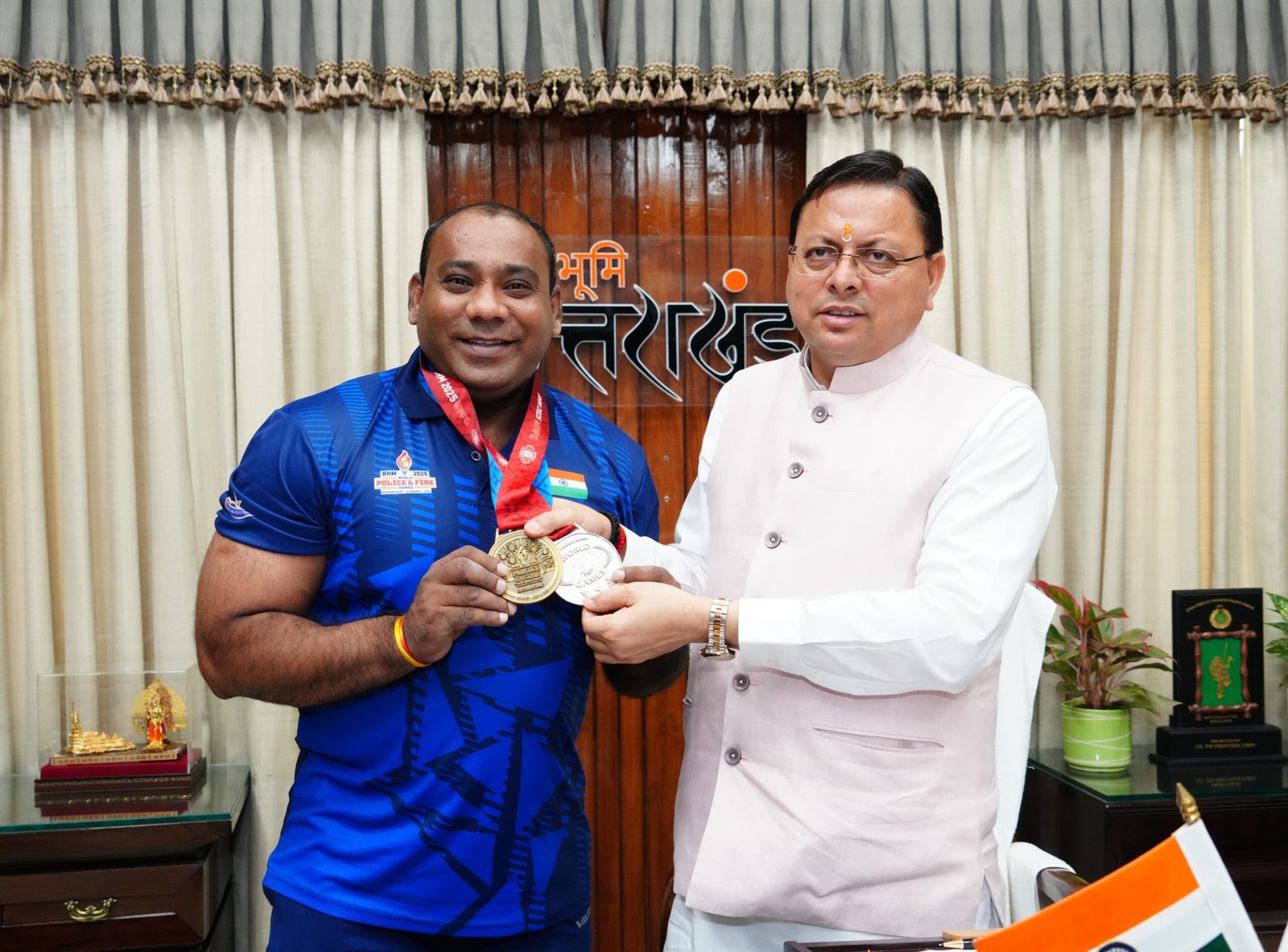 मुख्यमंत्री-धामी-से-वेटलिफ्टर-श्री-मुकेश-पाल-ने-भेंट-की.jpg