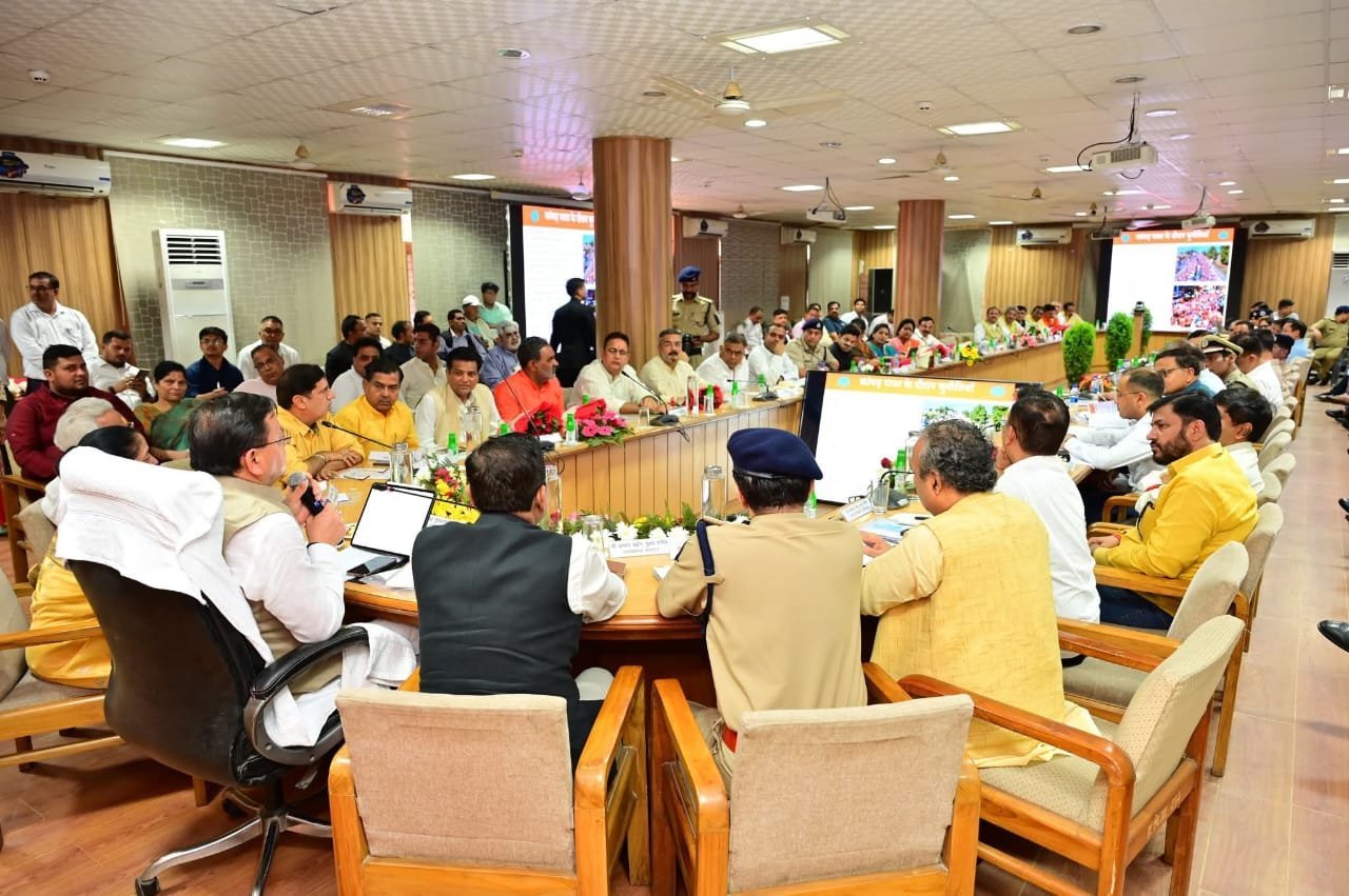 मुख्यमंत्री-ने-उच्चाधिकारियों-के-साथ-की-कांवड़-मेला-2025-की-तैयारियों.jpg