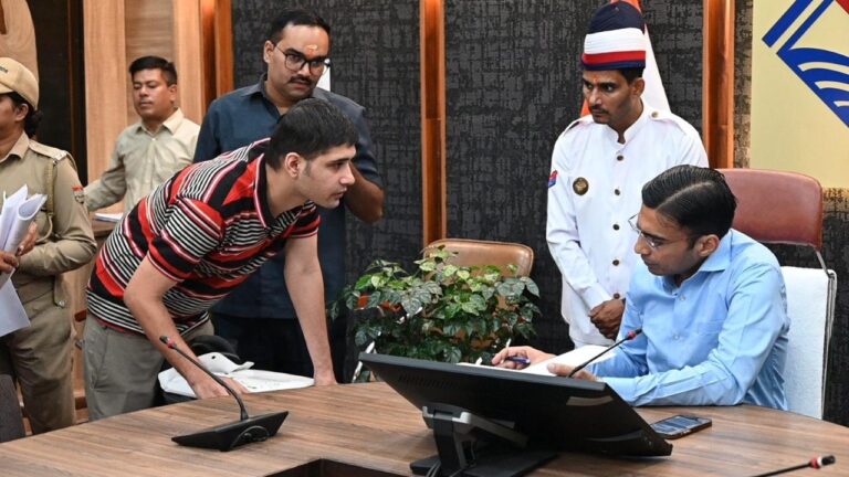 विशेषाधिकार-का-प्रयोग-कर-डीएम-ने-दोषी-इंस्पेक्टर-पिता-का.jpg