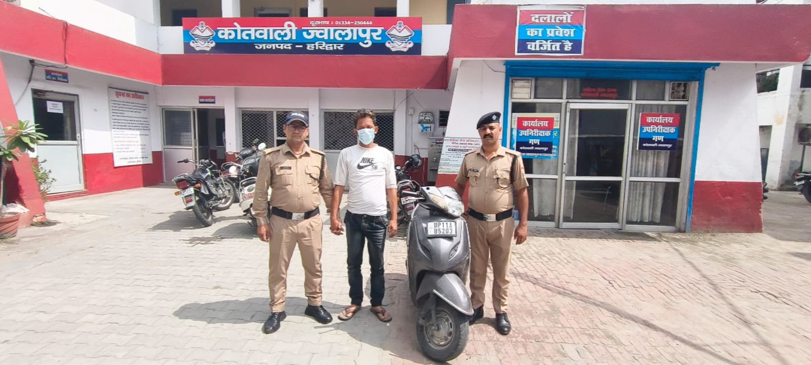 हरिद्वार-पुलिस-द्वारा-01शातिर-चोर-को-मय-चोरी-की-स्कूटी.jpg