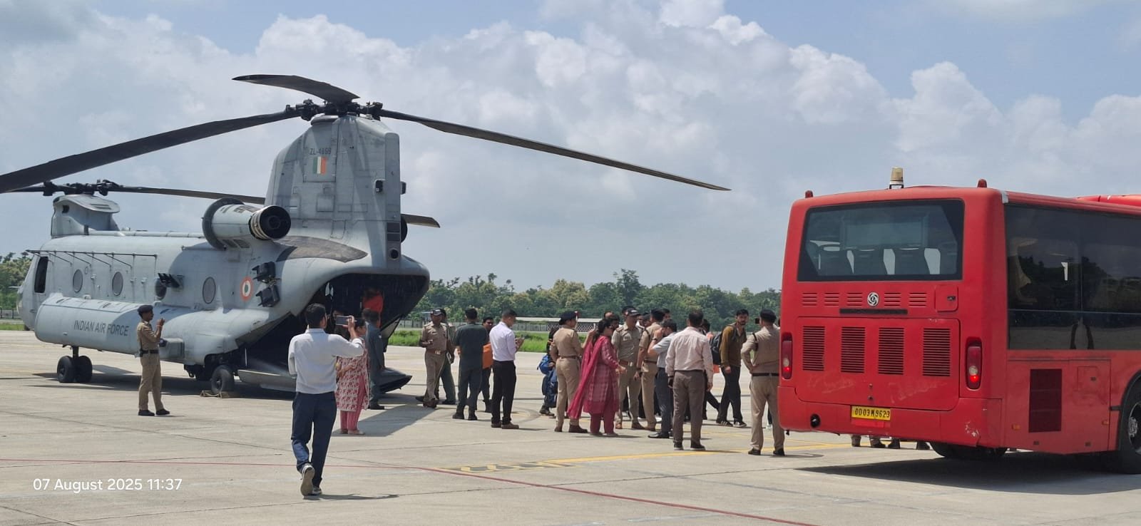 उत्तरकाशी-आपदा-राहत-कार्य-हर्षिल-व-गंगोत्री-क्षेत्र-से-यात्रियों.jpg