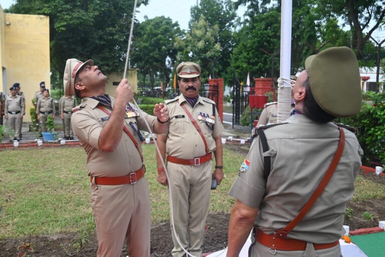 एसएसपी-प्रमेन्द्र-सिंह-डोबाल-ने-ध्वजारोहण-कर-शपथ-दिलाते-हुए.jpeg