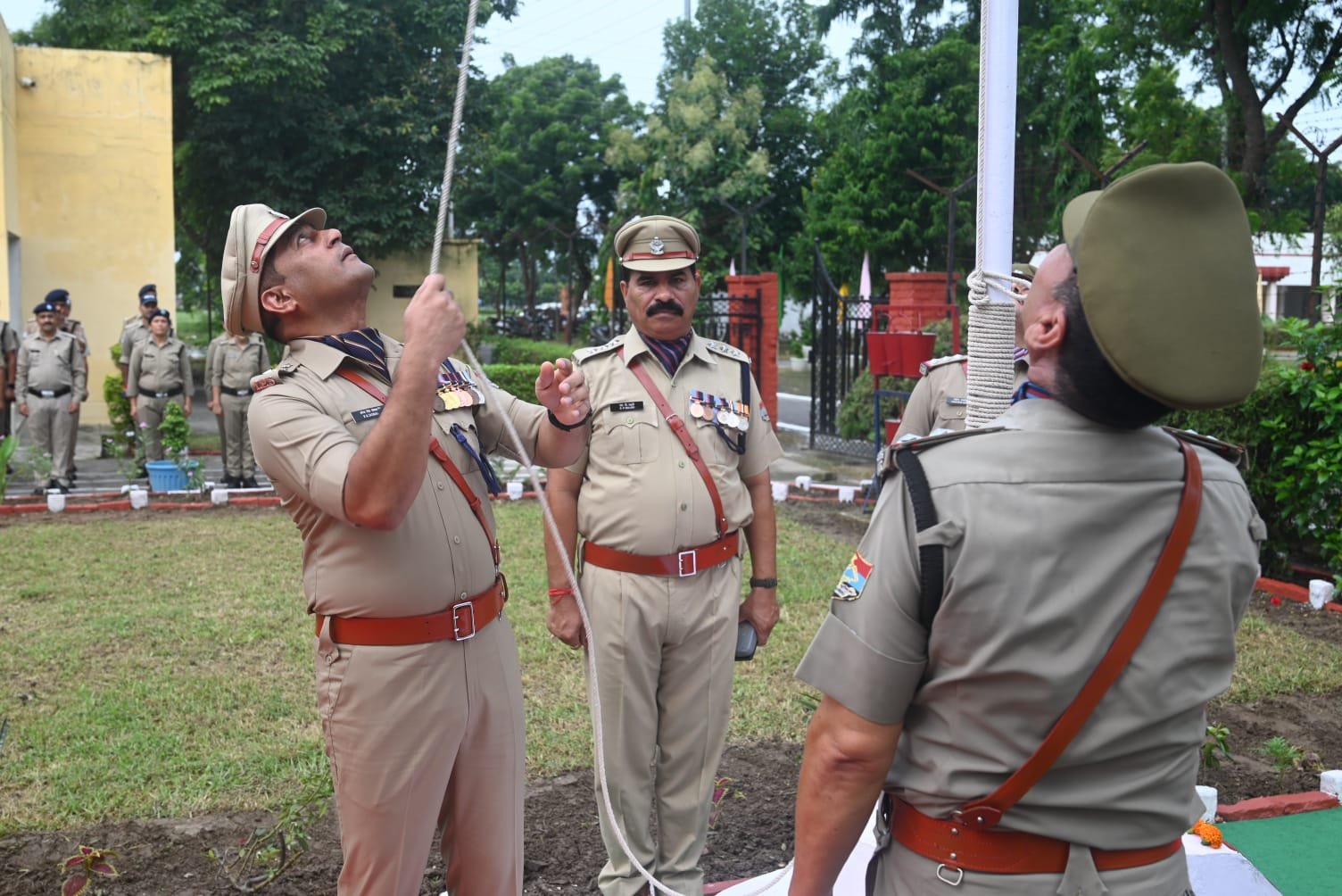 एसएसपी-प्रमेन्द्र-सिंह-डोबाल-ने-ध्वजारोहण-कर-शपथ-दिलाते-हुए.jpeg
