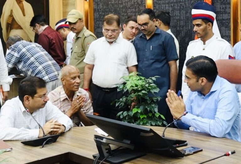 जनता-दर्शन-की-भरी-भीड़-में-डीएम-को-आभार-जताने.jpg
