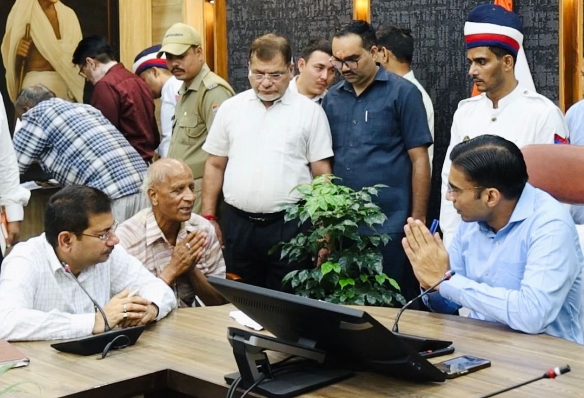 जनता-दर्शन-की-भरी-भीड़-में-डीएम-को-आभार-जताने.jpg