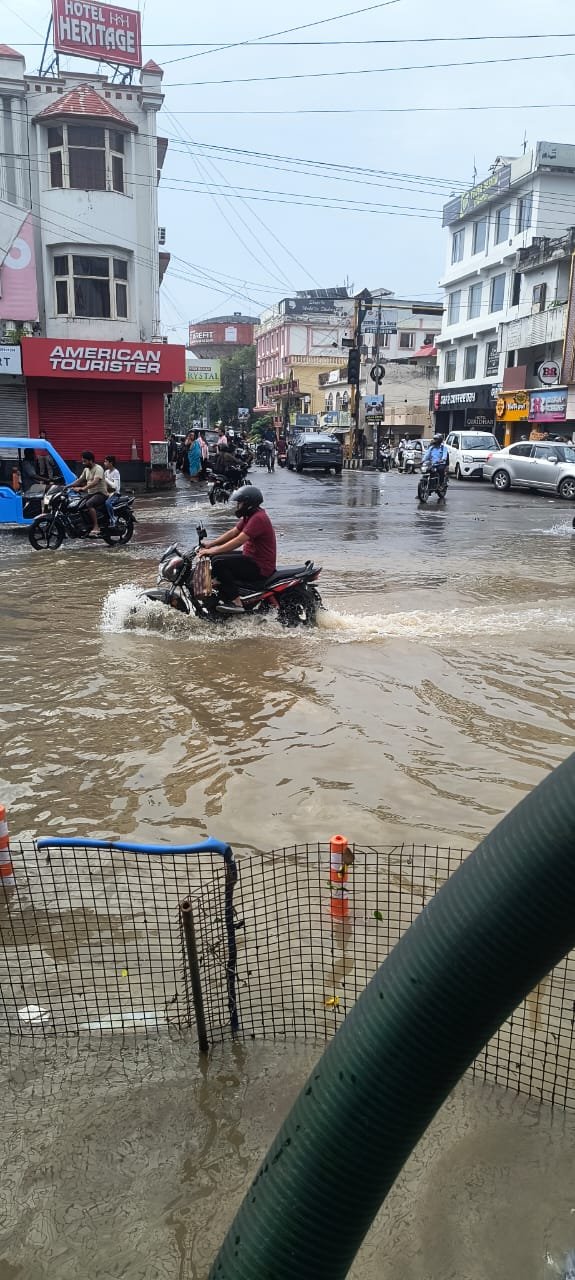 जनपद-में-हो-रही-भारी-वर्षा-से-जलभराव-क्षेत्रों-में.jpg